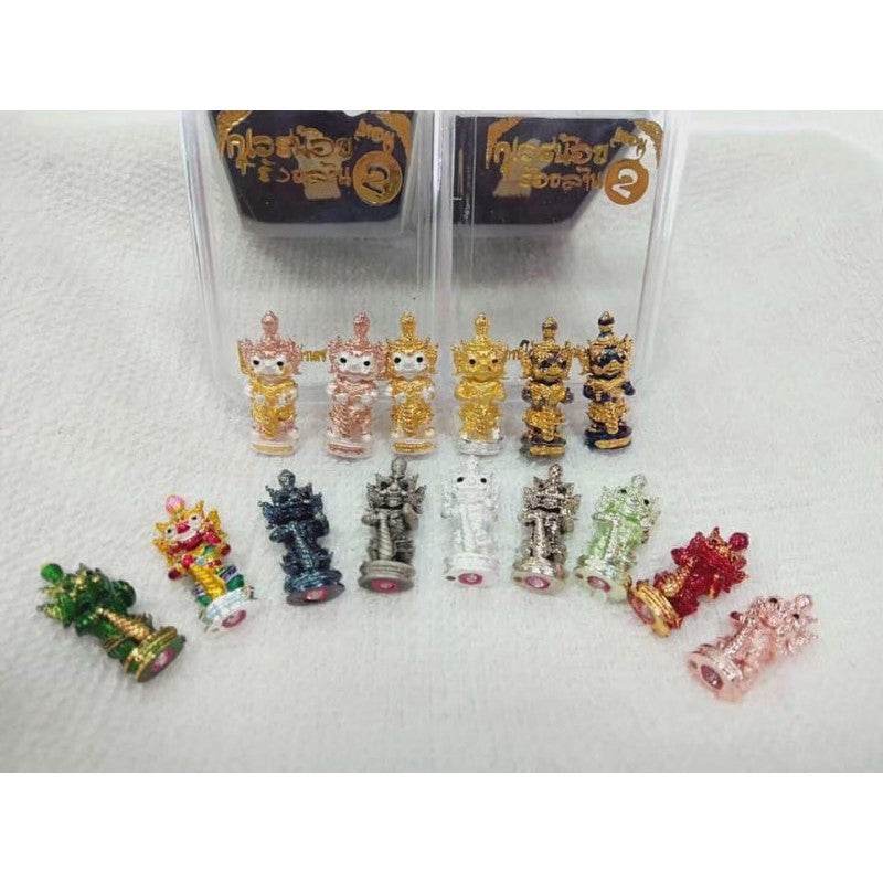 Mini Wealth Amulet for Business - Thai Luck Charm One-Sake.com ทอง/ม่วง กายอัมฤทธิ์ เพ้นสี ชุบทอง เพ้นสี-ชุบทอง-ทอง/ม่วง กายอัมฤทธิ์-ทอง/ดำ กายนิลกาฬ-ทับทิม-เขียวมรกต-2k เงิน/ทอง-ประกายม่วง-3k-เขียวหยก-2k เงิน/พิ้งค์-ซาตินเงิน-ทองขาว-สัตตะ-