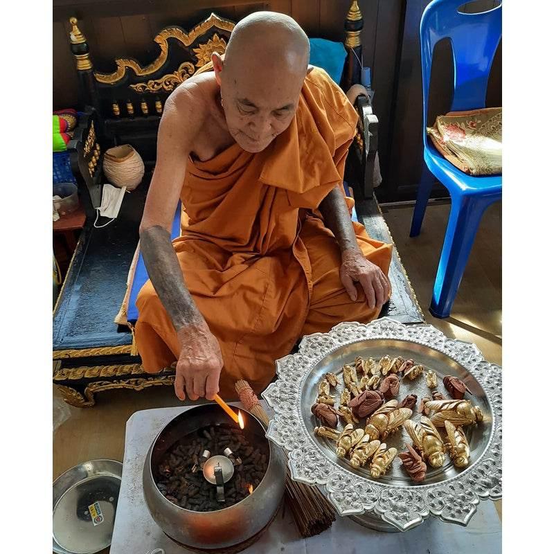 Lead Amulet from Old Fishing Nets - Protection, Fortune, and Heritage by Ajahn Uu Wijinda 旧渔网铅符：保护、幸运与传承的象征 | 阿赞乌维金达版