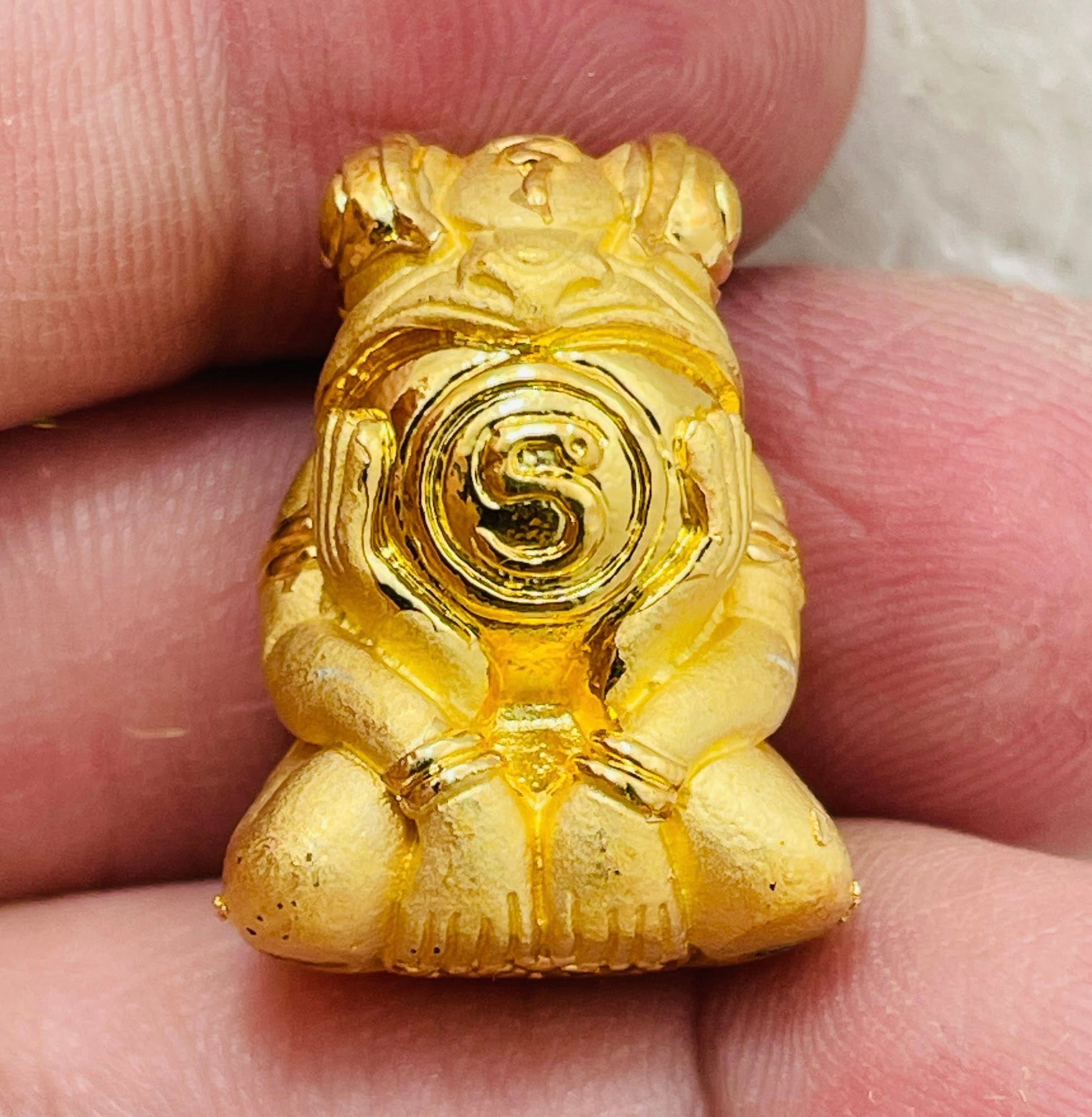 Phaya Kob Kin Duean charm in gold, depicting a frog holding a coin for wealth and prosperity.