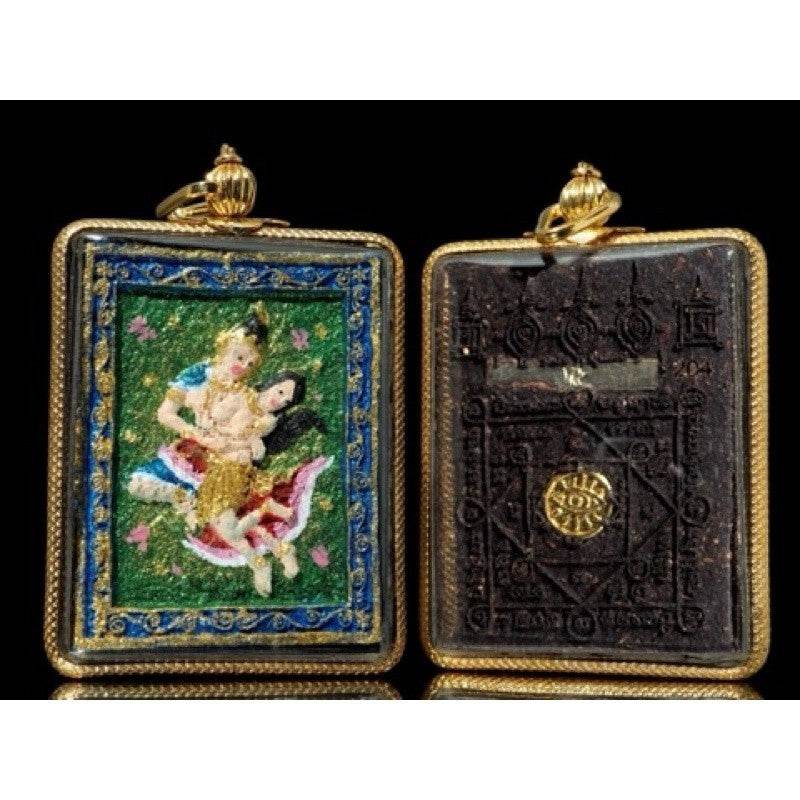 Phet Phaya Thon charm for attraction featuring a colorful design on gold edges, ideal for enhancing charm and magnetism.