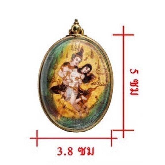 Phet Phaya Thon charm for attraction featuring intricate design and detailed imagery