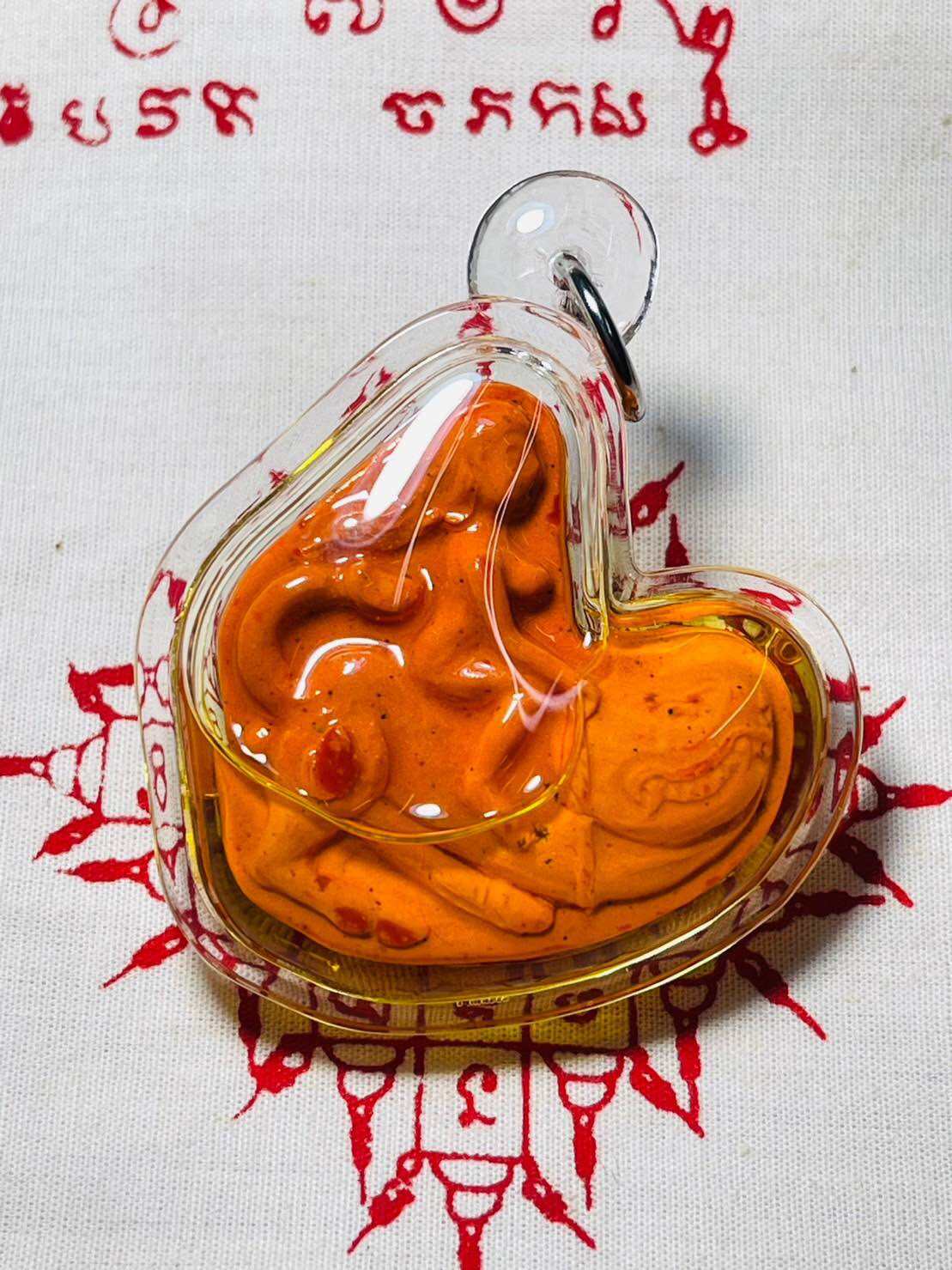 Phet Phaya Thon Charm Amulet for Powerful Attraction and Love