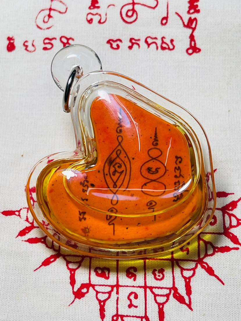 Phet Phaya Thon Charm Amulet for Powerful Attraction and Love