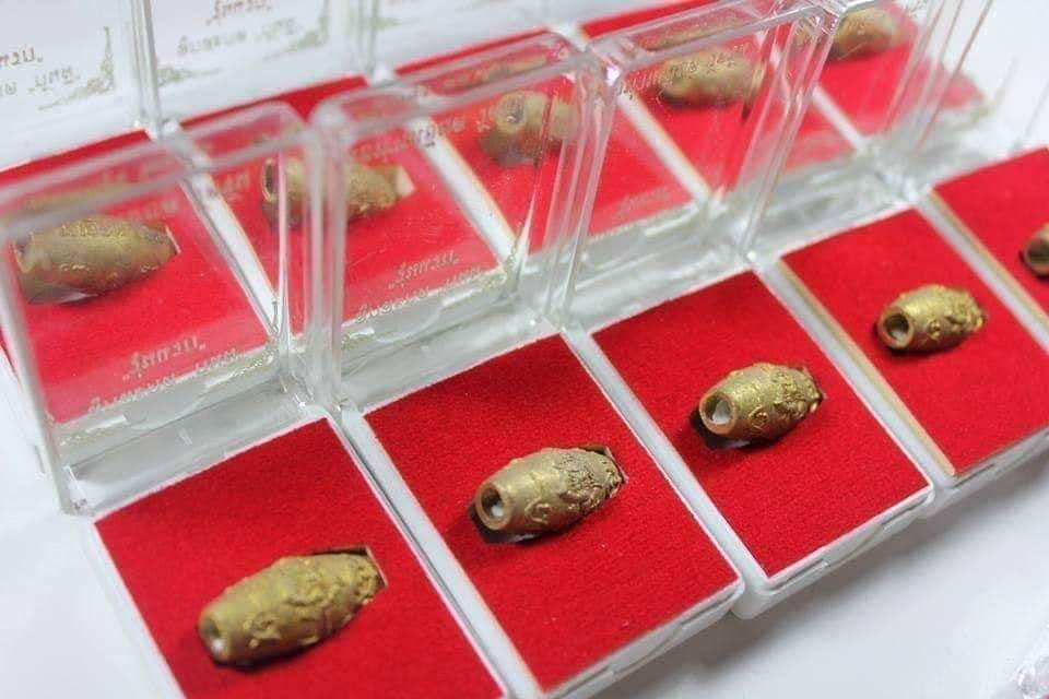 Phra Thao Wes Suwan Amulet First Edition - Rare Spiritual Charm for Protection and Success