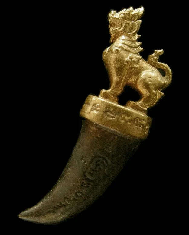 ✨ Sacred Bronze Fang of the Great Lucky Lion Amulet – Empowered by Venerable Chao Khun Thongchai at Wat Traimit