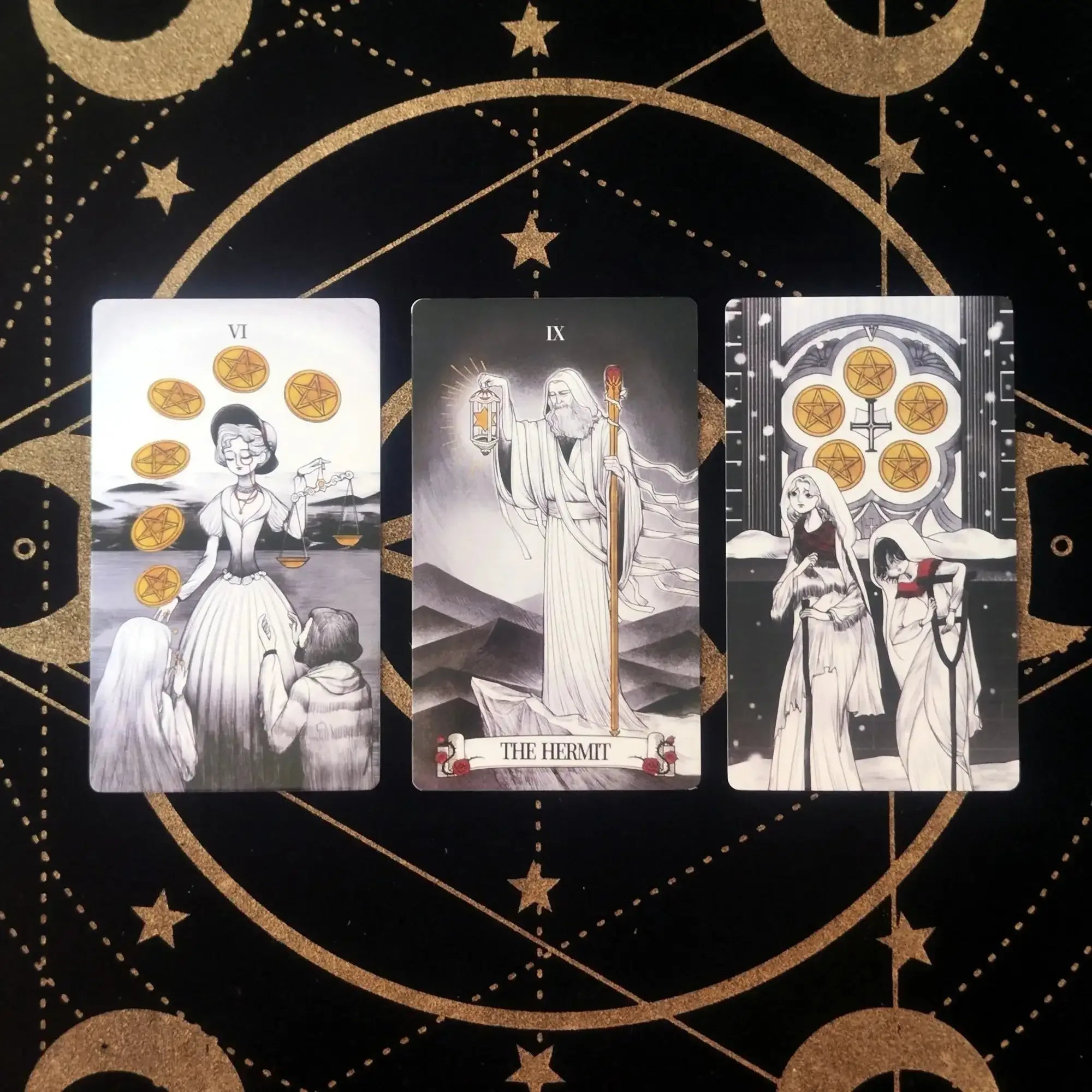 🔮 Secret Mirror Tarot – Feminine Art Tarot Deck with Rich Symbolism & Monochrome Design, English Guidebook, 12x7cm