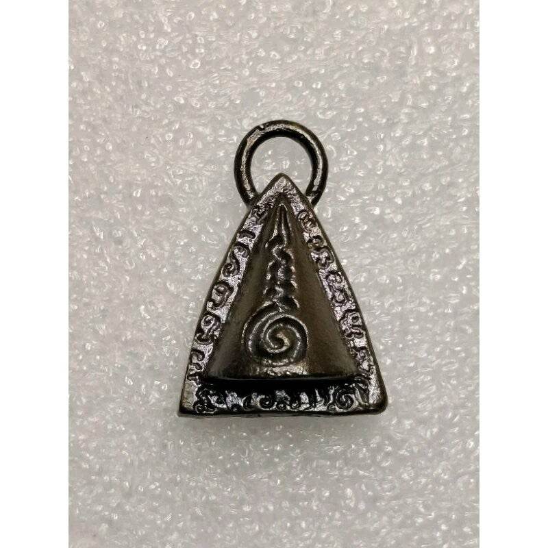 Phalai Miracle Amulet – Master Nam, Wat Don Sala (2013) The Sacred Plough Amulet for Farmers, Fighters &amp; Fortune Seekers 2013年 泰国神圣“犁头符” | 阿赞南 · 丹沙拉寺庙 – 转运招财辟邪圣物 - Thai Blessing Co