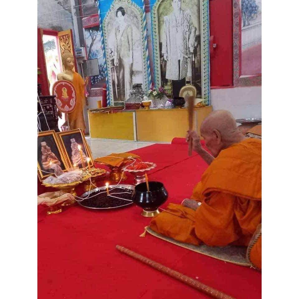Luang Pu Im's Sacred Set: Robe Thread, Betel Nut &amp; Lead Takrut Blessed Amulet Trio for Charm, Protection &amp; Success – Wat Thung Na Mai x Luang Phor Kliai Blend - Thai Blessing Co