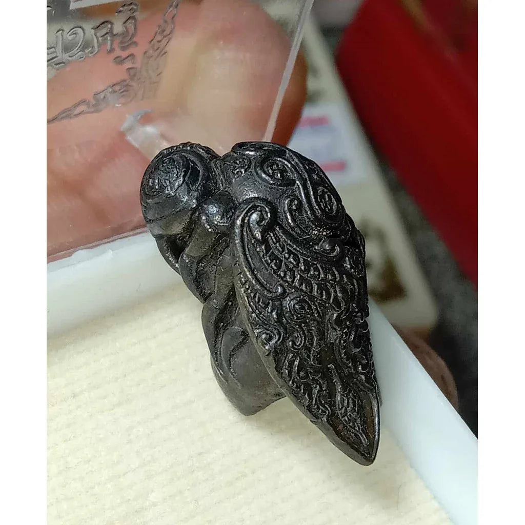 Wealth and Love Bee Amulet - Panya Phamroo Setthi Chana Sip Tit by Luang Pu Noi | Magnetic Nam Pi Iron for Rapid Fortune and Protection