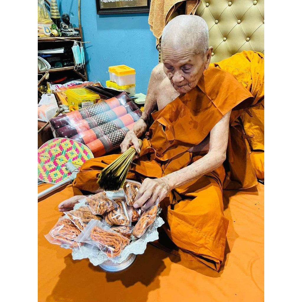 Luang Pu Im's Sacred Set: Robe Thread, Betel Nut &amp; Lead Takrut Blessed Amulet Trio for Charm, Protection &amp; Success – Wat Thung Na Mai x Luang Phor Kliai Blend - Thai Blessing Co