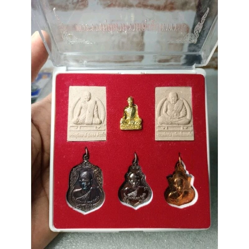 🌟 ชุดวัตถุมงคล พระราชคุณูปมาจารย์ รุ่นอนุสรณ์มหามงคล วัดถ้ำขวัญเมือง จ.พังงา – รวม 5 องค์ในเซตเดียว พระผงสมเด็จ พระกริ่ง Thai Blessing Co Default Title Default Title-