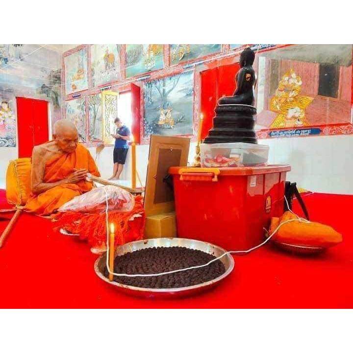 Luang Pu Im's Sacred Set: Robe Thread, Betel Nut &amp; Lead Takrut Blessed Amulet Trio for Charm, Protection &amp; Success – Wat Thung Na Mai x Luang Phor Kliai Blend - Thai Blessing Co