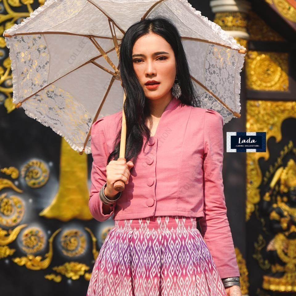 New Long-Sleeve Collar Top in Cotton Fabric – Multiple Colors | S–XL Sizes for Women One-Sake.com ขาว / L ขาว / S ขาว / M ขาว / S-ขาว / M-ขาว / L-ขาว / XL-ขาว / XXL-ชมพู / S-ชมพู / M-ชมพู / L-ชมพู / XL-ชมพู / XXL-ส้มสว่าง / S-ส้มสว่าง / M-ส้มสว่าง / L-ส้มสว่าง / XL-ส้มสว่าง / XXL-ส้มอิฐ / S-ส้มอิฐ / M-ส้มอิฐ / L-ส้มอิฐ / XL-ส้มอิฐ / XXL-ดำ / S-ดำ / M-ดำ / L-ดำ / XL-ดำ / XXL-เขียวฟ้า / S-เขียวฟ้า / M-เขียวฟ้า / L-เขียวฟ้า / XL-เขียวฟ้า / XXL-ม่วง / S-ม่วง / M-ม่วง / L-ม่วง / XL-ม่วง / XXL-