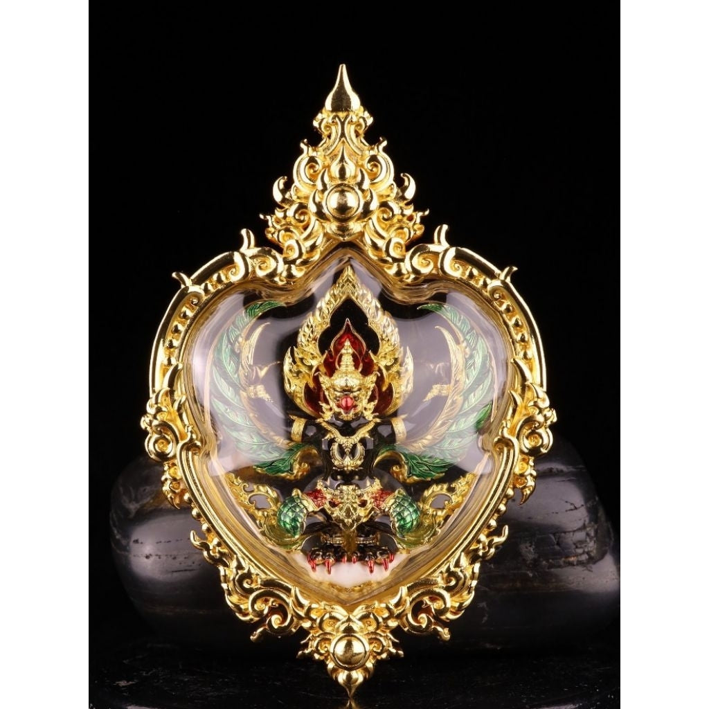 #ครุฑ รุ่น #พญาสุบรรณราชันย์” ปี 2567 ️รายการที่ 5 เนื้อบรอนซ์ชุบทองลงยากายสีดำ((+)) เลี่ยมกรอบรอนซ์ชุบทองคำ