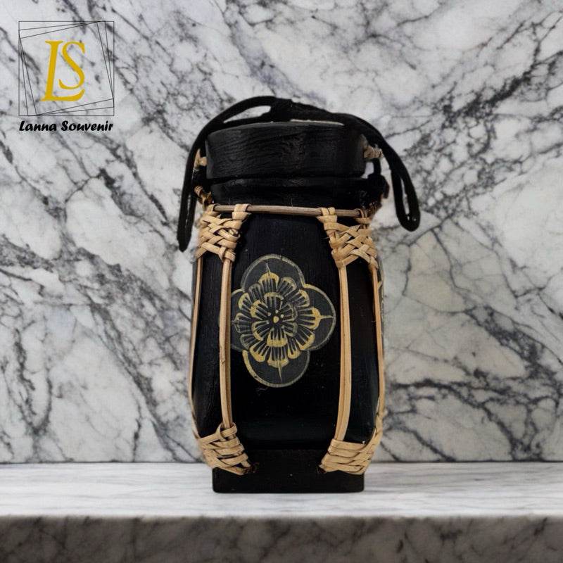 Mini Lanna Bamboo Jar – Handmade Thai Rice Basket for Home &amp; Café Décor | Small Woven Bamboo Bowl with Natural Design – 10 x 17 cm One-Sake.com น้ำเงินฟ้า น้ำเงินทอง น้ำเงินขาว น้ำเงินทอง-น้ำเงินขาว-น้ำเงินฟ้า-แดงทอง-แดงดอกไม้-เขียวขาว-เขียวทอง-แดงขอบทอง-A1-A2-A3-A4-A5-A6-A7-A8-A9-A10-A11-A12-A13-A14-A15-A16-A17-A18-A19-A20-A21-A22-A23-A24-A25-A26-A27-A28-A29-A30-A31-A32-A33-A34-A35-A36-A37-A38-A39-A40-A41-A42-