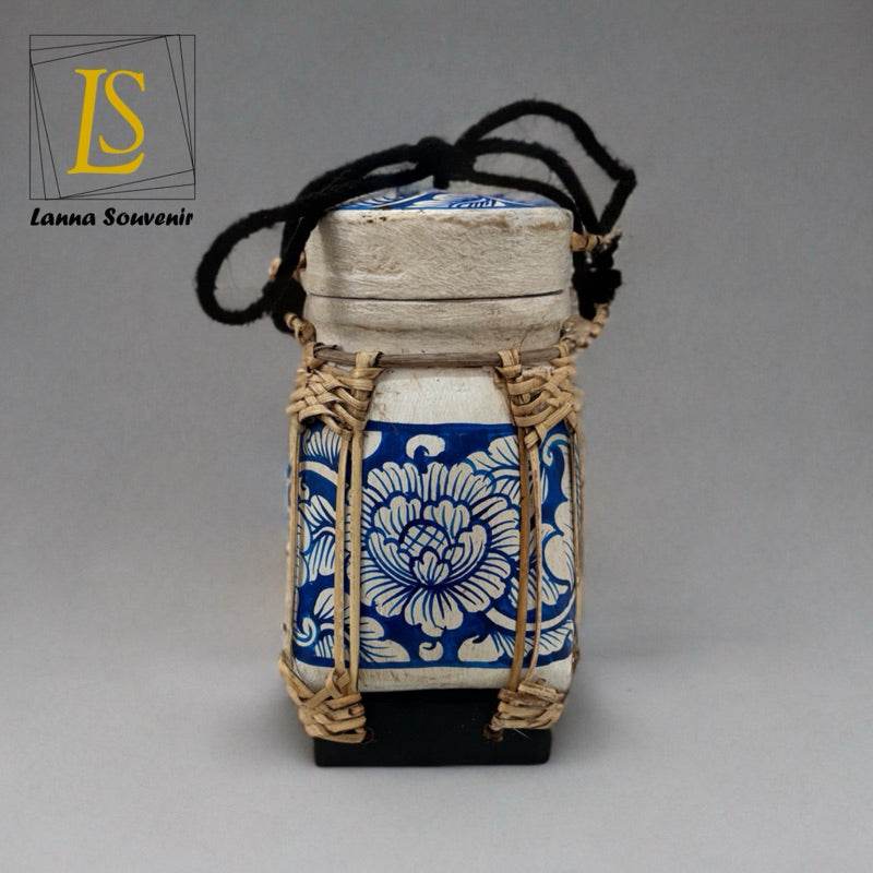 Mini Lanna Bamboo Jar – Handmade Thai Rice Basket for Home &amp; Café Décor | Small Woven Bamboo Bowl with Natural Design – 10 x 17 cm One-Sake.com น้ำเงินฟ้า น้ำเงินทอง น้ำเงินขาว น้ำเงินทอง-น้ำเงินขาว-น้ำเงินฟ้า-แดงทอง-แดงดอกไม้-เขียวขาว-เขียวทอง-แดงขอบทอง-A1-A2-A3-A4-A5-A6-A7-A8-A9-A10-A11-A12-A13-A14-A15-A16-A17-A18-A19-A20-A21-A22-A23-A24-A25-A26-A27-A28-A29-A30-A31-A32-A33-A34-A35-A36-A37-A38-A39-A40-A41-A42-