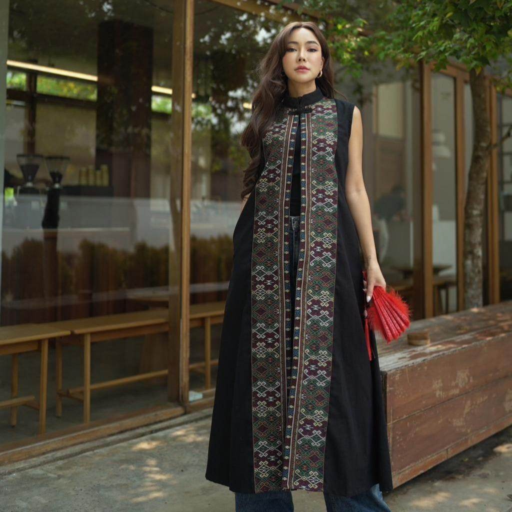 Long Sleeveless Wrap Coat in Nakhon Nan Tai Lue Pattern – Black Woven Cotton Fabric | M &amp; XL Sizes for Women One-Sake.com ดำ / อก32-36 ดำ / อก38-40 ดำ / อก32-36-ดำ / อก38-40-