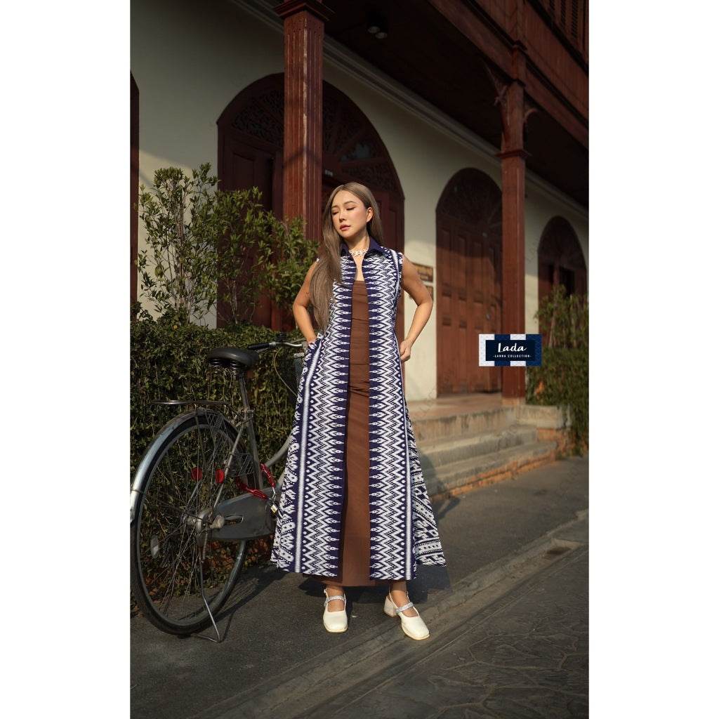 Long Sleeveless Wrap Coat with Lisa Print – Premium Cotton Fabric in 4 Colors | Oversized Front Button Kimono Style for Women One-Sake.com ชมพู / อก32-36 แดง / อก32-36 แดง / อก38-40 แดง / อก32-36-แดง / อก38-40-ชมพู / อก32-36-ชมพู / อก38-40-กรม / อก32-36-กรม / อก38-40-ดำ / อก32-36-ดำ / อก38-40-
