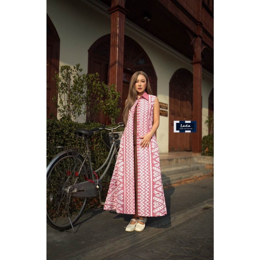 Long Sleeveless Wrap Coat with Lisa Print – Premium Cotton Fabric in 4 Colors | Oversized Front Button Kimono Style for Women One-Sake.com ชมพู / อก32-36 แดง / อก32-36 แดง / อก38-40 แดง / อก32-36-แดง / อก38-40-ชมพู / อก32-36-ชมพู / อก38-40-กรม / อก32-36-กรม / อก38-40-ดำ / อก32-36-ดำ / อก38-40-