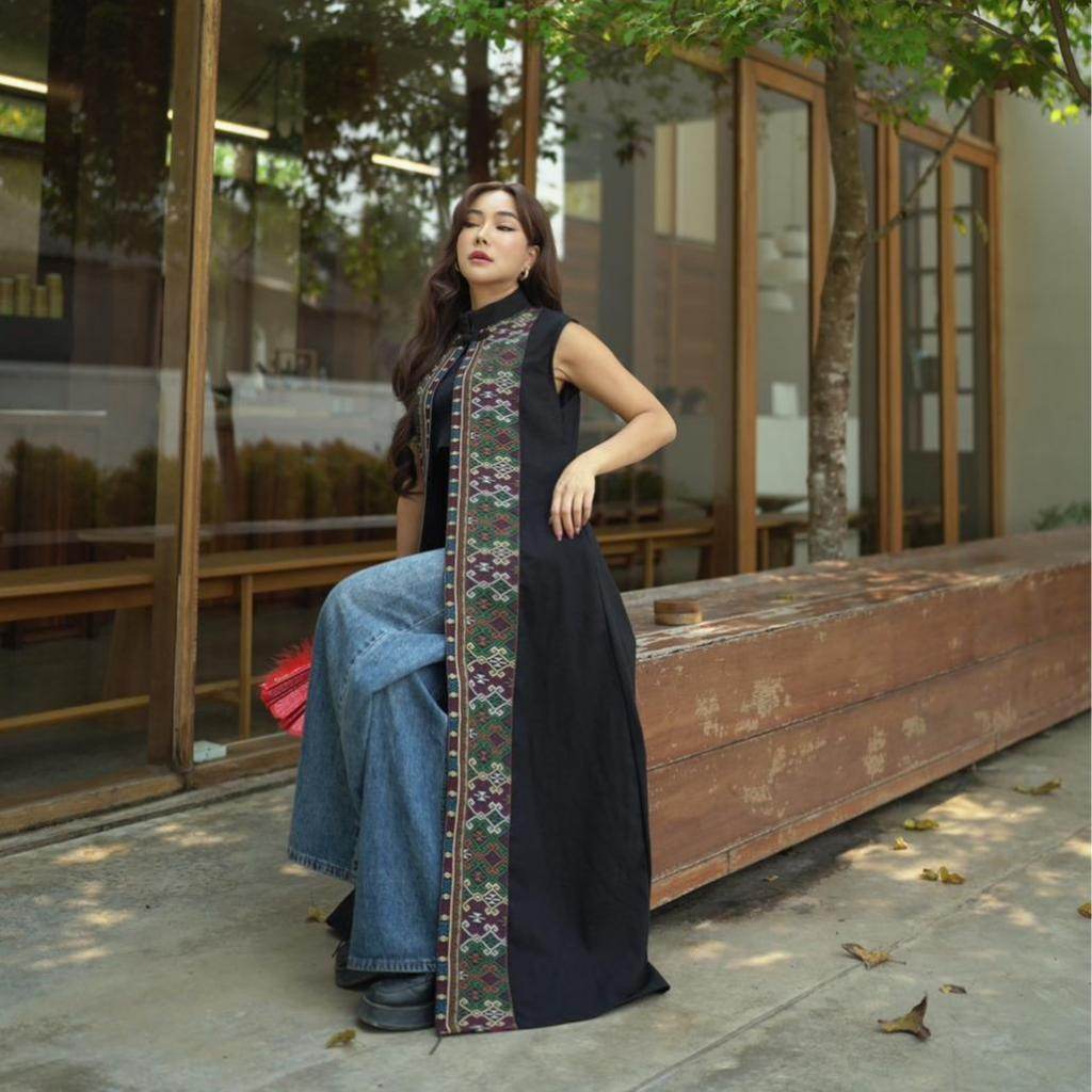 Long Sleeveless Wrap Coat in Nakhon Nan Tai Lue Pattern – Black Woven Cotton Fabric | M &amp; XL Sizes for Women One-Sake.com ดำ / อก32-36 ดำ / อก38-40 ดำ / อก32-36-ดำ / อก38-40-