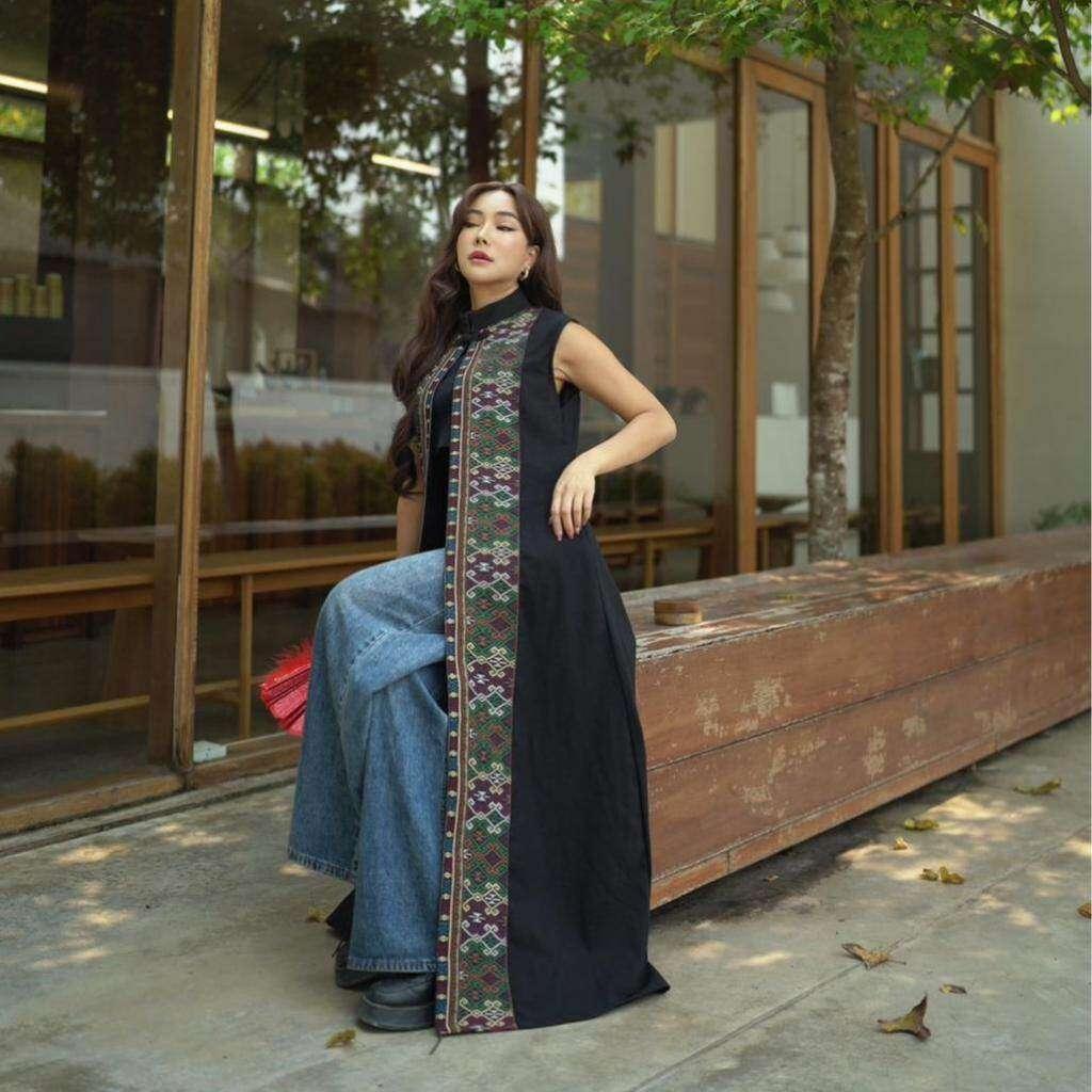 Long Sleeveless Wrap Coat in Black Woven Cotton – Nakhon Nan Tai Lue Pattern for Women | Available in M & XL Sizes