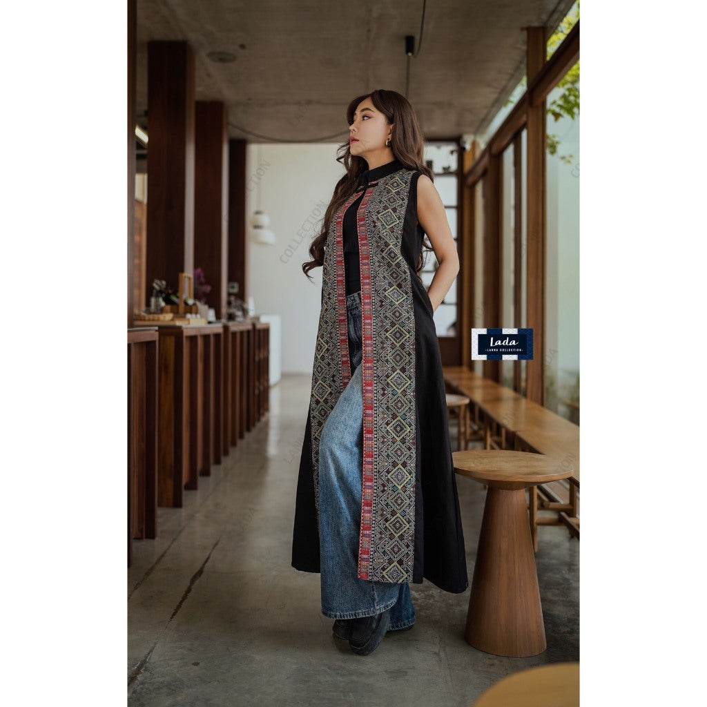 New Long Woven Jacket with Paw Print Pattern – Black &amp; Red | 50 Inch Length for Women in M &amp; XL Sizes One-Sake.com แดง / อก32-36 ดำ / อก32-36 ดำ / อก38-40 ดำ / อก32-36-ดำ / อก38-40-แดง / อก32-36-แดง / อก38-40-