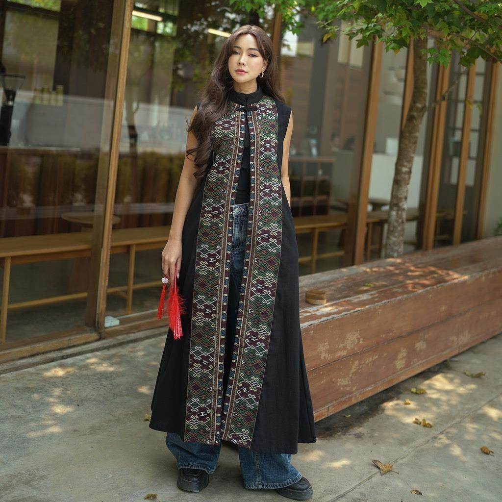 Long Sleeveless Wrap Coat in Nakhon Nan Tai Lue Pattern – Black Woven Cotton Fabric | M &amp; XL Sizes for Women One-Sake.com ดำ / อก32-36 ดำ / อก38-40 ดำ / อก32-36-ดำ / อก38-40-