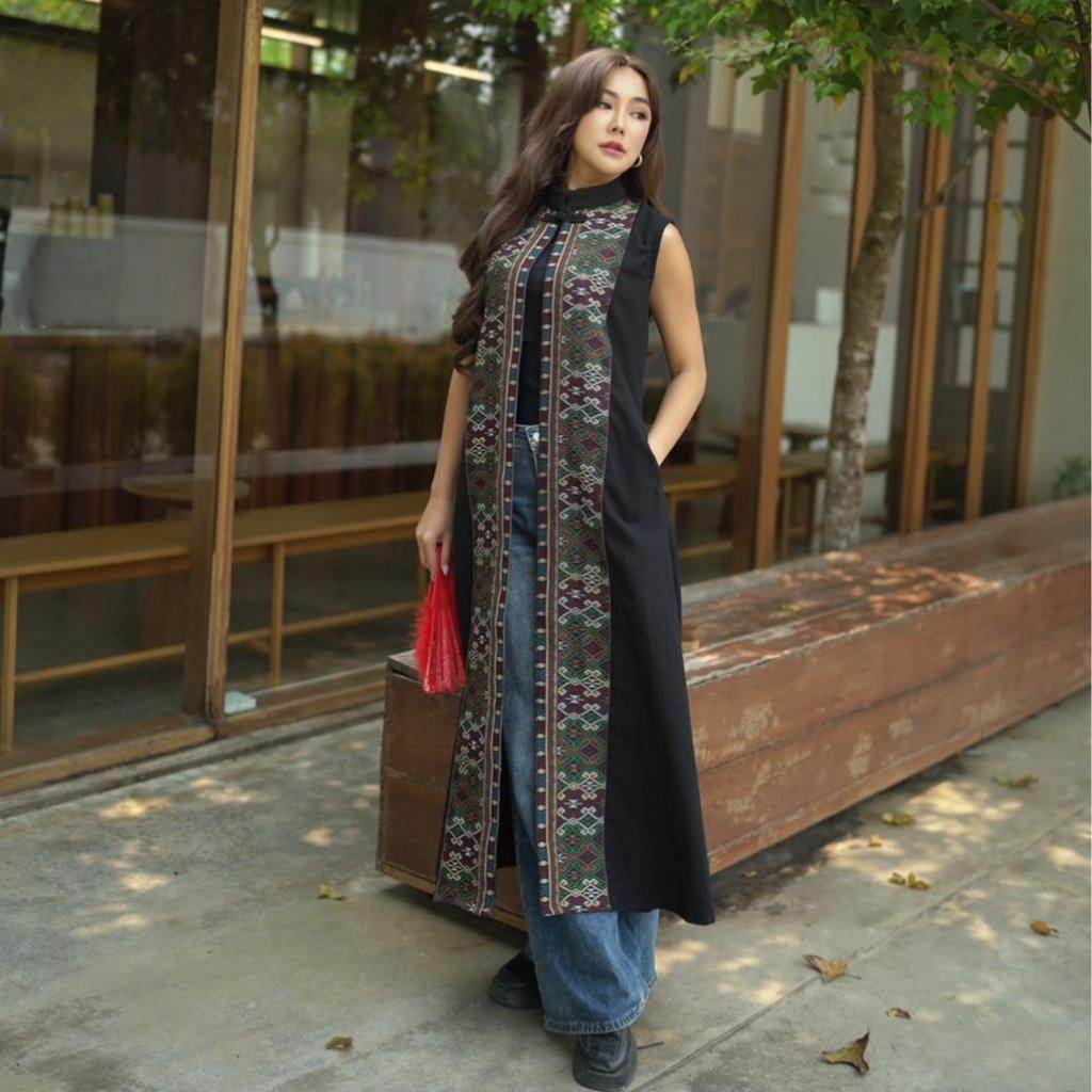 Long Sleeveless Wrap Coat in Nakhon Nan Tai Lue Pattern – Black Woven Cotton Fabric | M &amp; XL Sizes for Women One-Sake.com ดำ / อก32-36 ดำ / อก38-40 ดำ / อก32-36-ดำ / อก38-40-