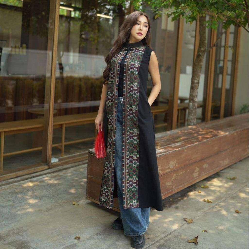 Long Sleeveless Wrap Coat in Black Woven Cotton – Nakhon Nan Tai Lue Pattern for Women | Available in M & XL Sizes