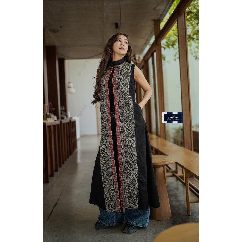 New Long Woven Jacket with Paw Print Pattern – Black &amp; Red | 50 Inch Length for Women in M &amp; XL Sizes One-Sake.com แดง / อก32-36 ดำ / อก32-36 ดำ / อก38-40 ดำ / อก32-36-ดำ / อก38-40-แดง / อก32-36-แดง / อก38-40-