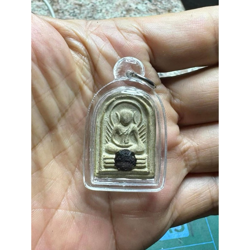 ✨ Sacred Phra Phet Glap "The Great Fate-Flipper": Ancient Herbal & Pollen 108 Alchemy Infused with Jindamanee Medicine & Sacred Ores – Consecrated by Grandmaster Arjan Kom (Suphanburi) – The Ultimate Sentinel to Turn Bad Luck into Great Fortune