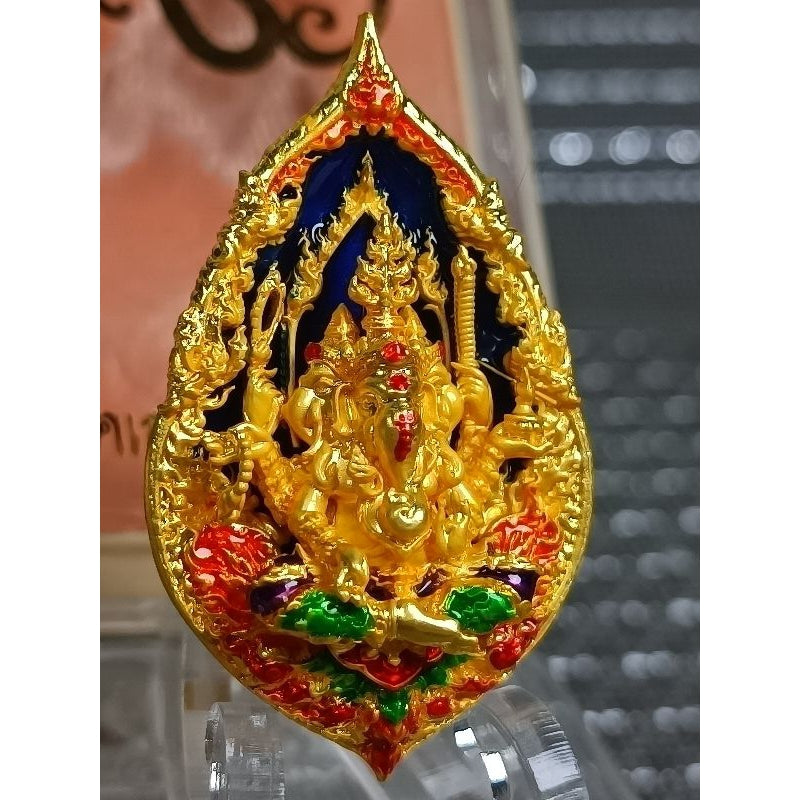 พระพิฆเนศปางตรีมุขคณปติ 3 เศียร 6 กร พิธีเทวาภิเษกมูลนิธิพระพิฆเณศแห่งประเทศไทย/และเสกมวลสารที่ประเทศเนปาล Thai Blessing Co บรอนซ์ชุบทองลงยา / ขนาด2.6*4.4ซม ศูนย์จอง / ขนาด2.6*4.4ซม จันทราคิรี,บรอนซ์3k / ขนาด2.6*4.4ซม ศูนย์จอง / ขนาด2.6*4.4ซม-บรอนซ์ชุบทองลงยา / ขนาด2.6*4.4ซม-จันทราคิรี,บรอนซ์3k / ขนาด2.6*4.4ซม-ดั๊กดูเศรษฐ์No.17 / ขนาด2.6*4.4ซม-เนื้อยกลัง / ขนาด2.6*4.4ซม-