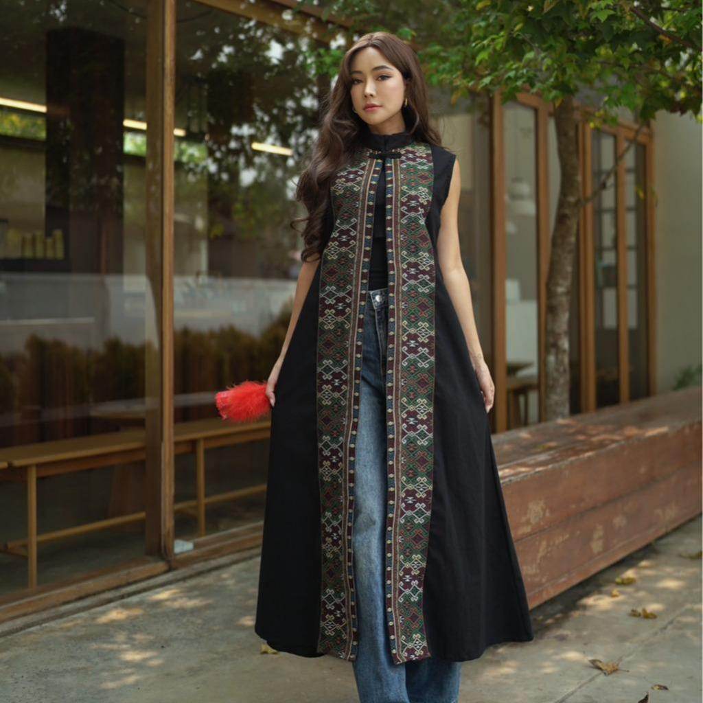 Long Sleeveless Wrap Coat in Nakhon Nan Tai Lue Pattern – Black Woven Cotton Fabric | M &amp; XL Sizes for Women One-Sake.com ดำ / อก32-36 ดำ / อก38-40 ดำ / อก32-36-ดำ / อก38-40-
