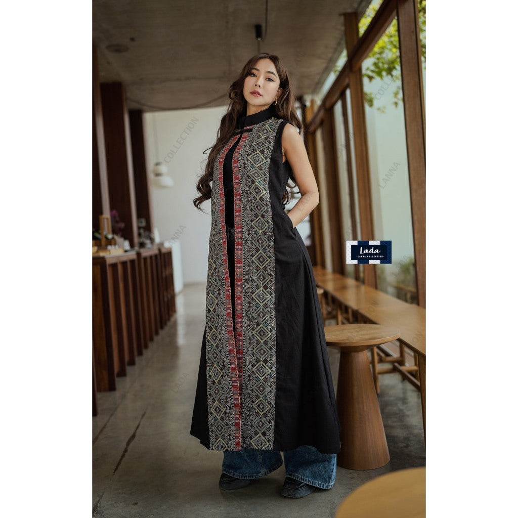 New Long Woven Jacket with Paw Print Pattern – Black &amp; Red | 50 Inch Length for Women in M &amp; XL Sizes One-Sake.com แดง / อก32-36 ดำ / อก32-36 ดำ / อก38-40 ดำ / อก32-36-ดำ / อก38-40-แดง / อก32-36-แดง / อก38-40-