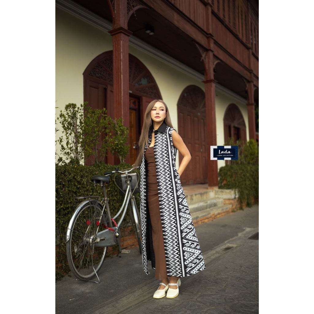 Long Sleeveless Wrap Coat with Lisa Print – Premium Cotton Fabric in 4 Colors | Oversized Front Button Kimono Style for Women One-Sake.com ชมพู / อก32-36 แดง / อก32-36 แดง / อก38-40 แดง / อก32-36-แดง / อก38-40-ชมพู / อก32-36-ชมพู / อก38-40-กรม / อก32-36-กรม / อก38-40-ดำ / อก32-36-ดำ / อก38-40-