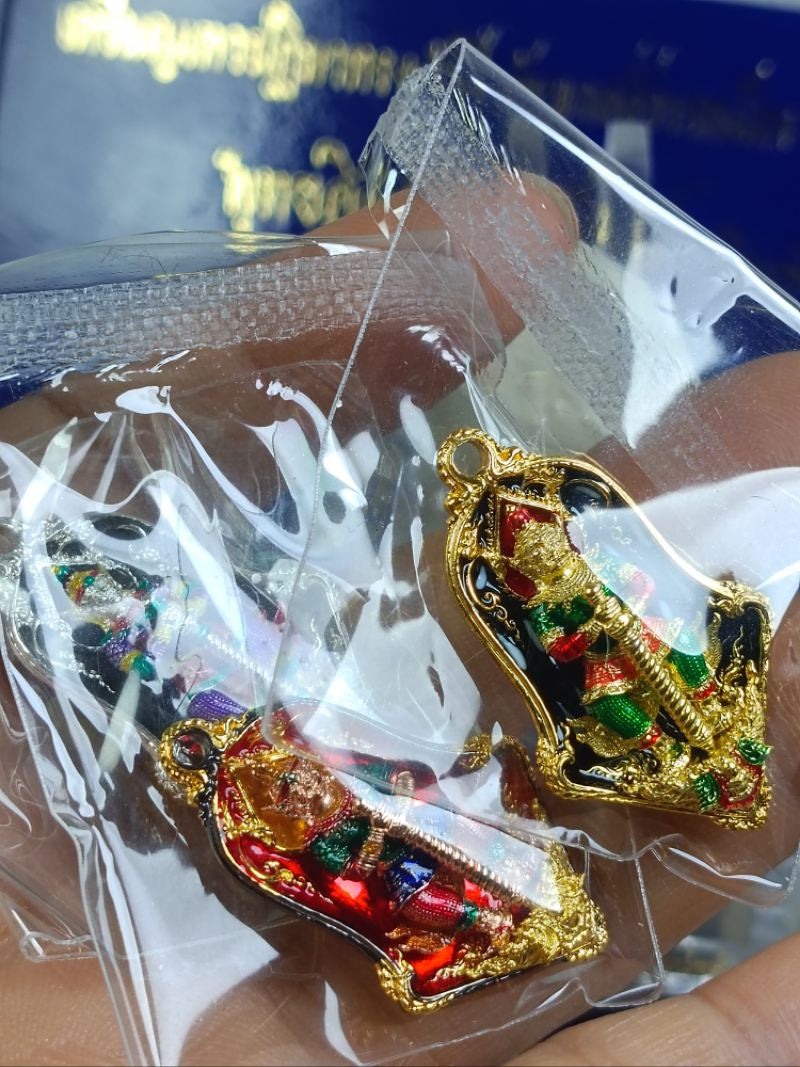 เหรียญเทวปฏิมาทรงจำปี ท้าวเวสสุวรรณโณ จตุมหาราชิกา "พุทธศิลป์เทวสถิต" หลวงพ่ออิฐ วัดจุฬามณี สร้างมอบให้พระวิหารเทวสถิตย์ Thai Blessing Co ชนวนชุบแบล็คลงยานาค ชนวนกะไหล่ทองลงยา ขันลงหินอาบเงินลงยา ชนวนกะไหล่ทองลงยา-ชนวนชุบแบล็คลงยานาค-ขันลงหินอาบเงินลงยา-ชนวนกะไหล่ทองลงยา2-ชนวนชุบแบล็คลงยานาค2-ขันลงหินอาบเงินลงยา2-