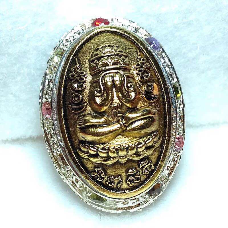 Gold oval Phra Pidta amulet with lotus base and jeweled border Phra Pidta nine-gem amulet billionaire edition