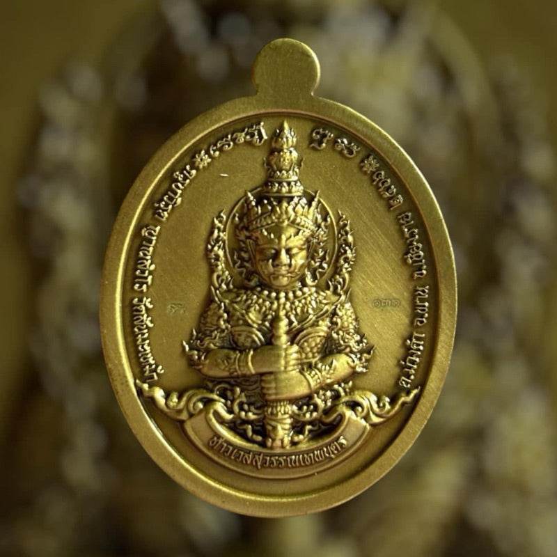 Gold Thao Wessuwan medallion set showing embossed guardian deity with Thai script border and hanging loop