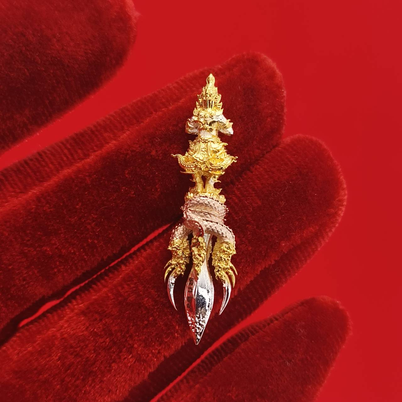 Thai guardian amulet Klang Setthi edition featuring intricate gold details and claw design for spiritual protection