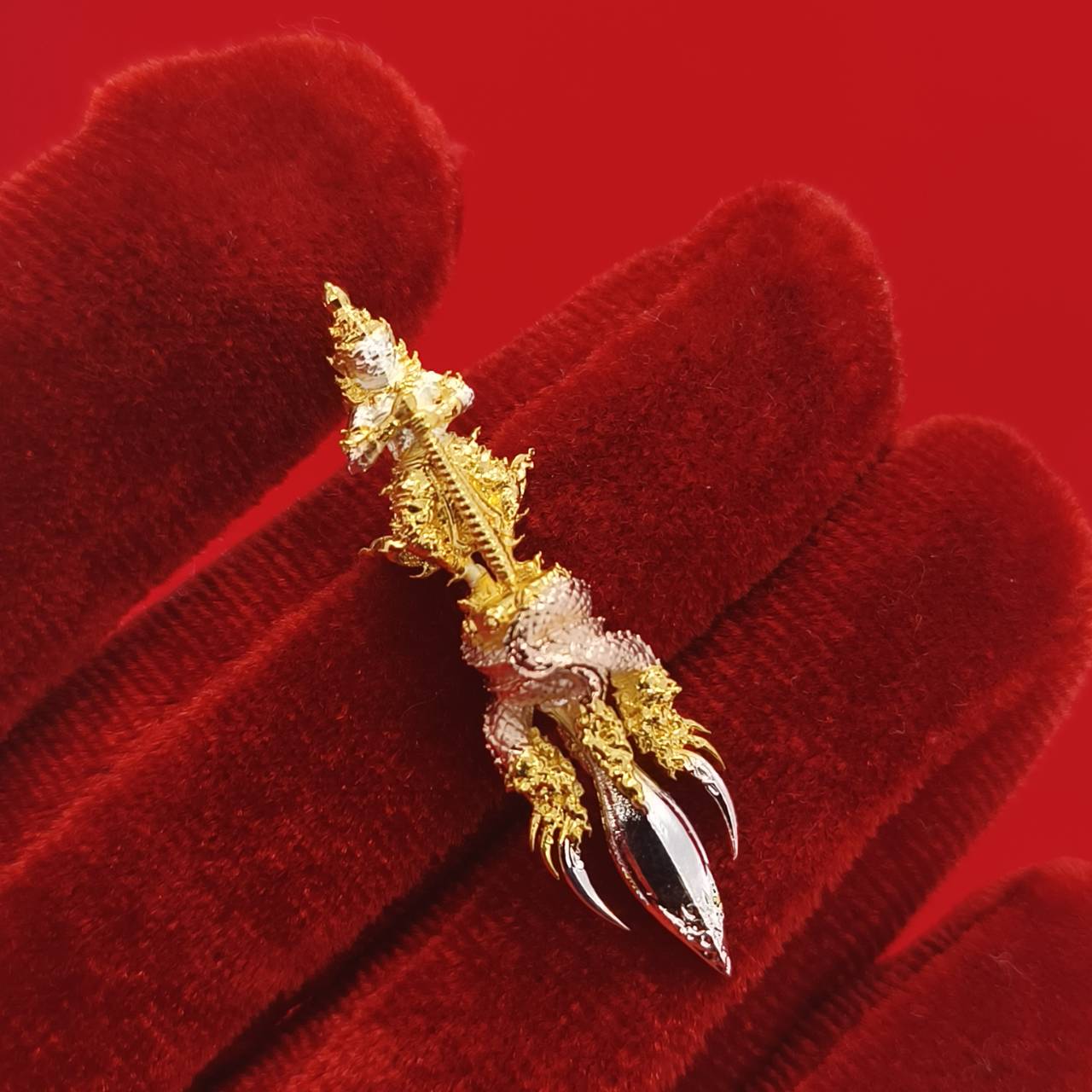 Thai guardian amulet Klang Setthi edition featuring detailed claw design, symbolizing protection and fortune