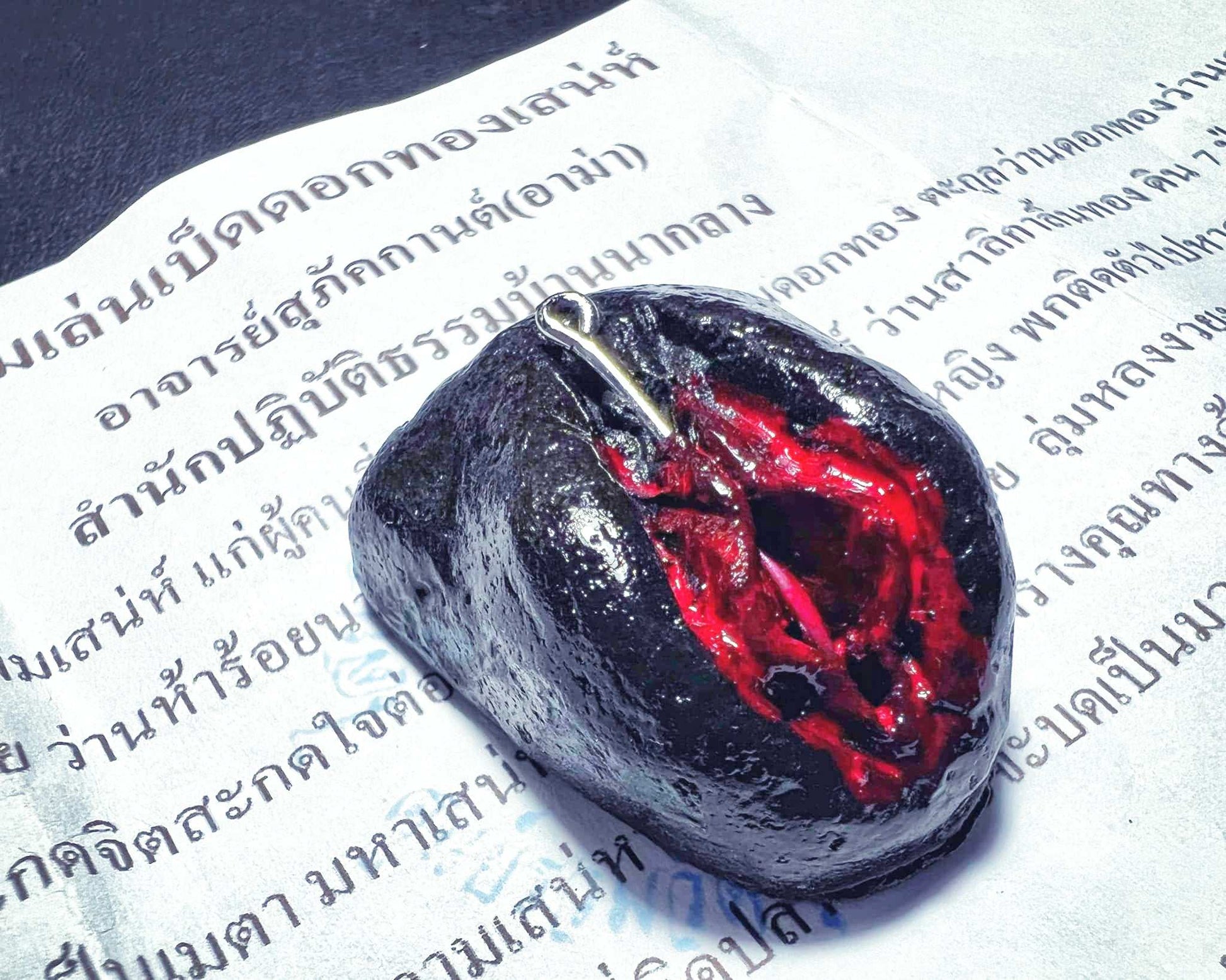 Yoni Charm Dok Thong – Thai Amulet for Attraction and Prosperity