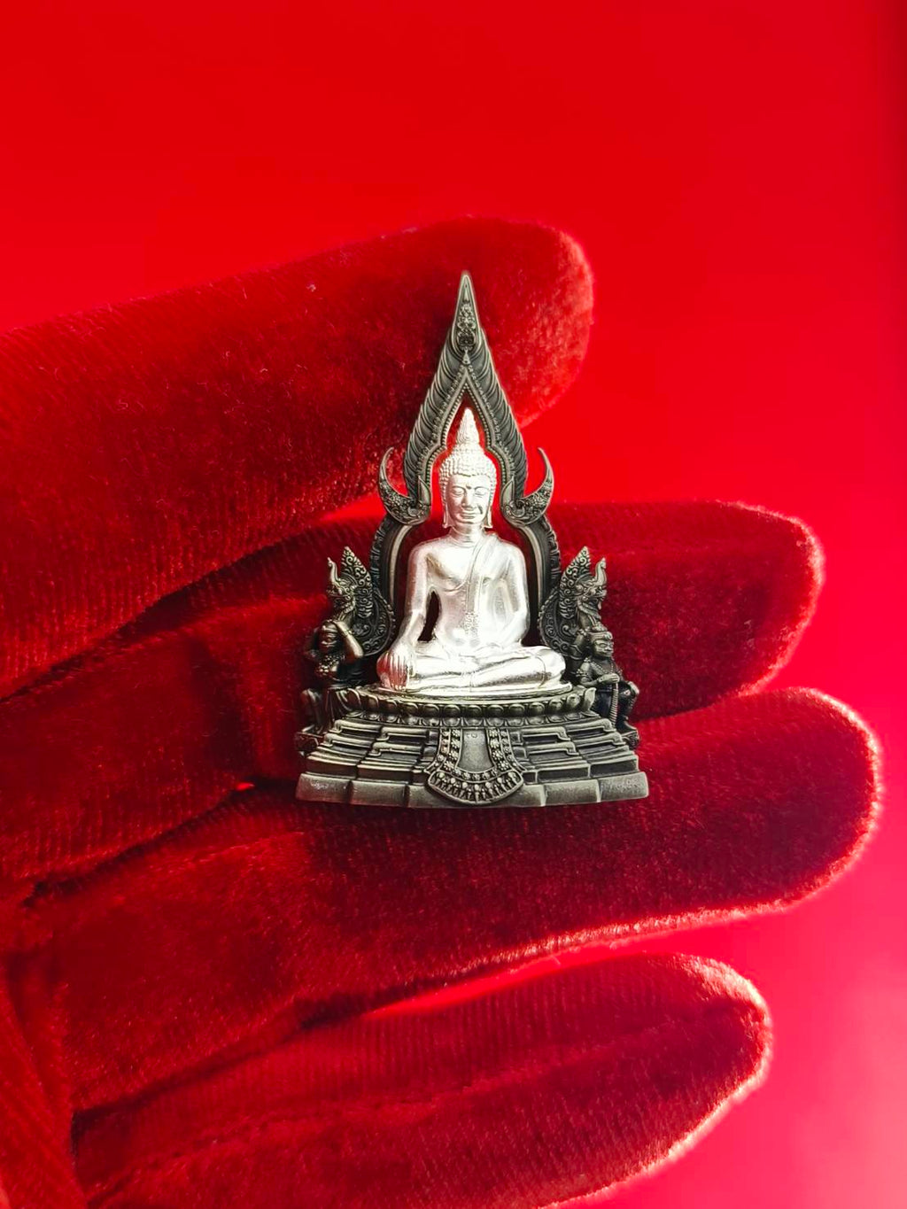 Thai Blessing Co Phra Phuttha Chinnarat amulet silver miniature Buddha on ornate throne held on red velvet glove