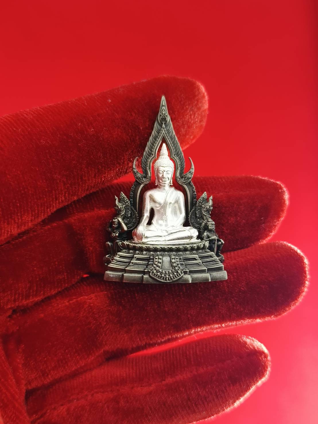 Thai Blessing Co Phra Phuttha Chinnarat amulet silver miniature Buddha on ornate throne held on red velvet glove