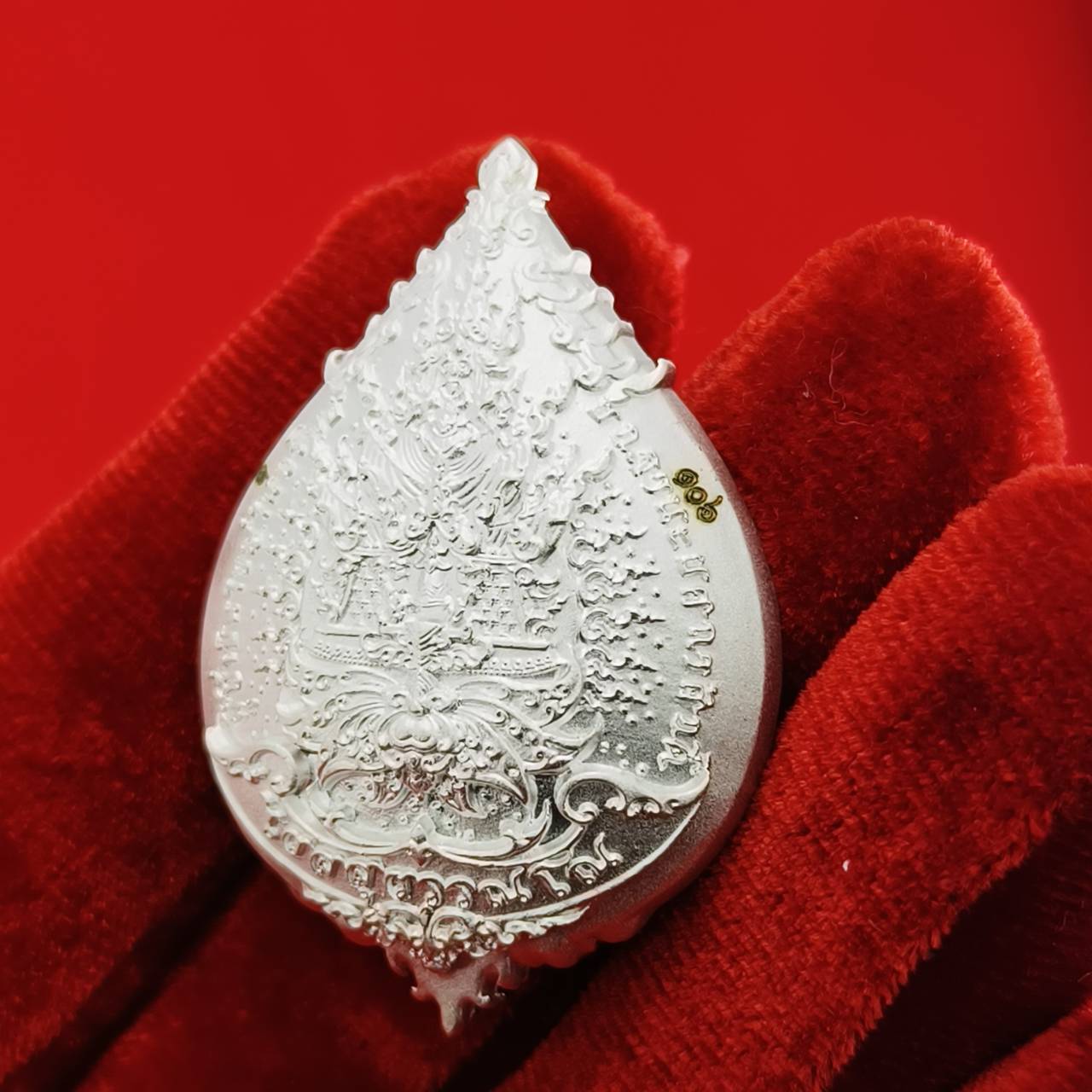 Invoke Supreme Power and Wealth with Authentic Thao Wessuwan Amulet for Prosperity