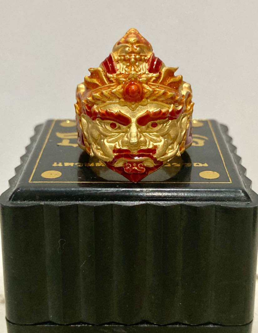Thao Wessuwan protection ring with intricate gold detailing and a striking design, ideal for spiritual protection.