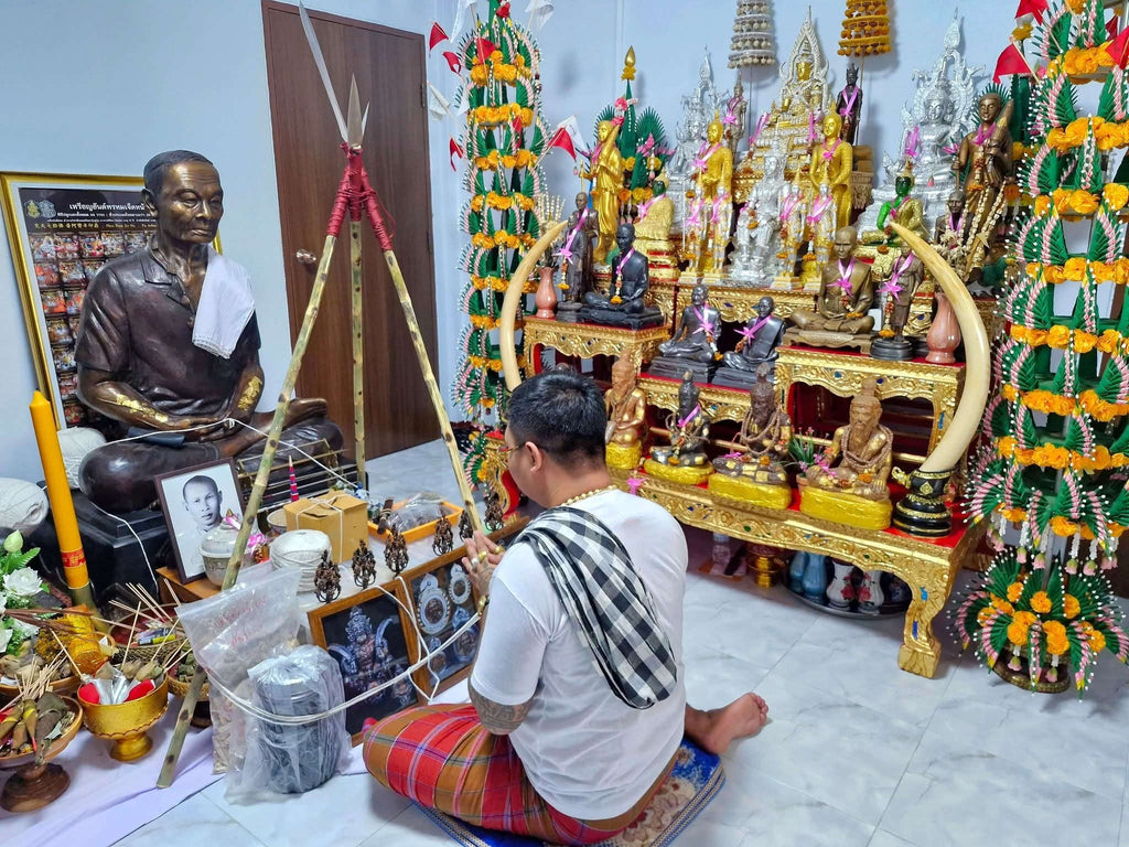 🛡️ The Immortal Sentinel: "Phra See Sa Lang Ngeng" – Ancient Warrior Spirit of Invincibility & Supreme Charisma by Ajarn Krishnapong (Legacy of Luang Phor Tae Lineage)
