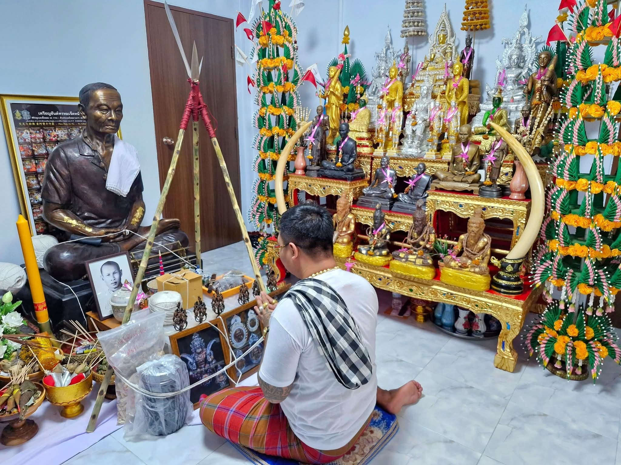 🛡️ The Immortal Sentinel: "Phra See Sa Lang Ngeng" – Ancient Warrior Spirit of Invincibility & Supreme Charisma by Ajarn Krishnapong (Legacy of Luang Phor Tae Lineage)