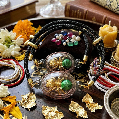 ✨ [The Sovereign of Infinite Endurance: The 2013 Master-Edition] Sacred "Phaya Mod Ngam" (The Lord of the Ant-King) – Special "Thong Thip" (Sacred Brass Alloy) with Green Enamel – Encased in "Red Chicken Herb Oil" (Wahn Phaya Kai Daeng) Thai