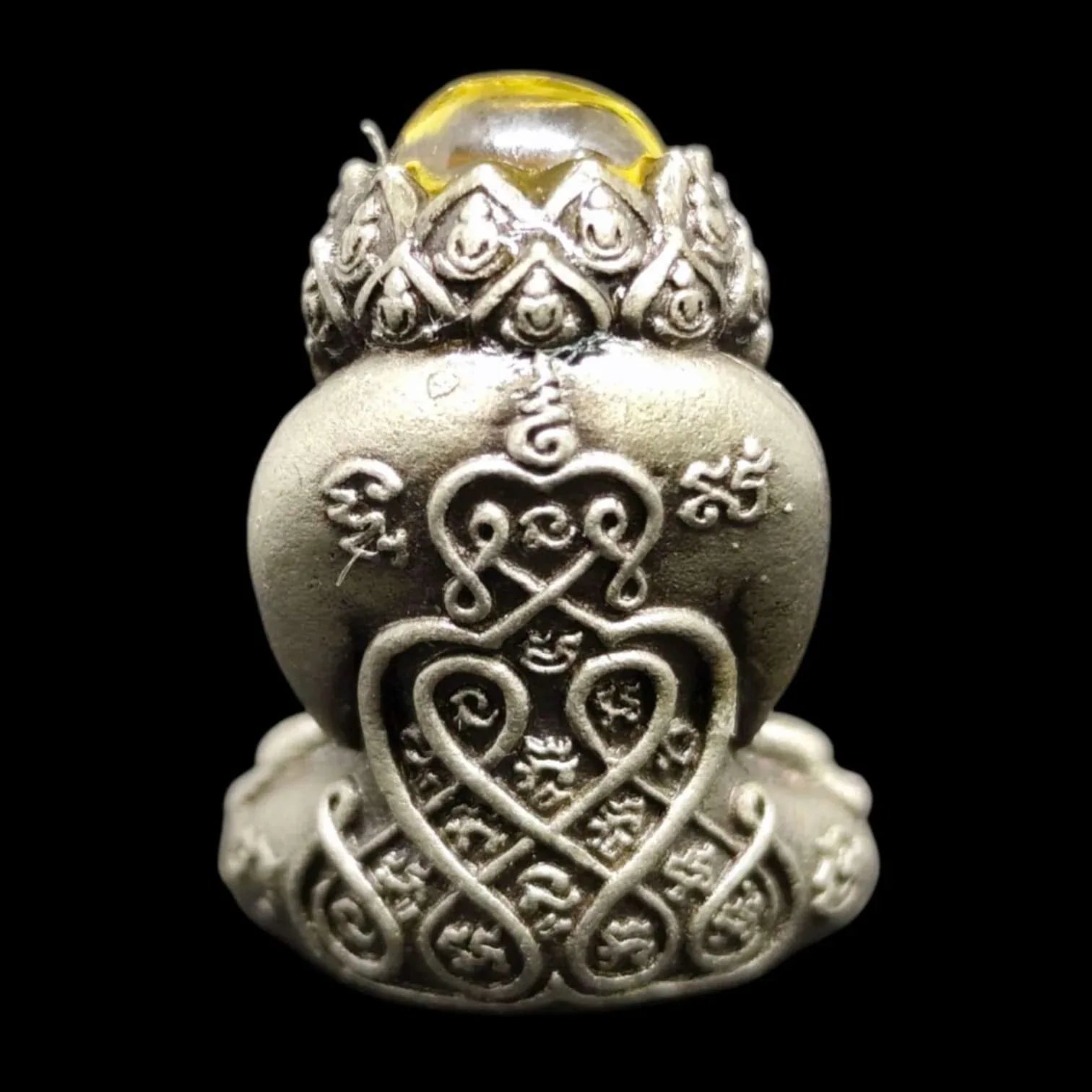 Unlock Supreme Spiritual Protection and Fortune with Phra Pidta Manee Mantra Amulet