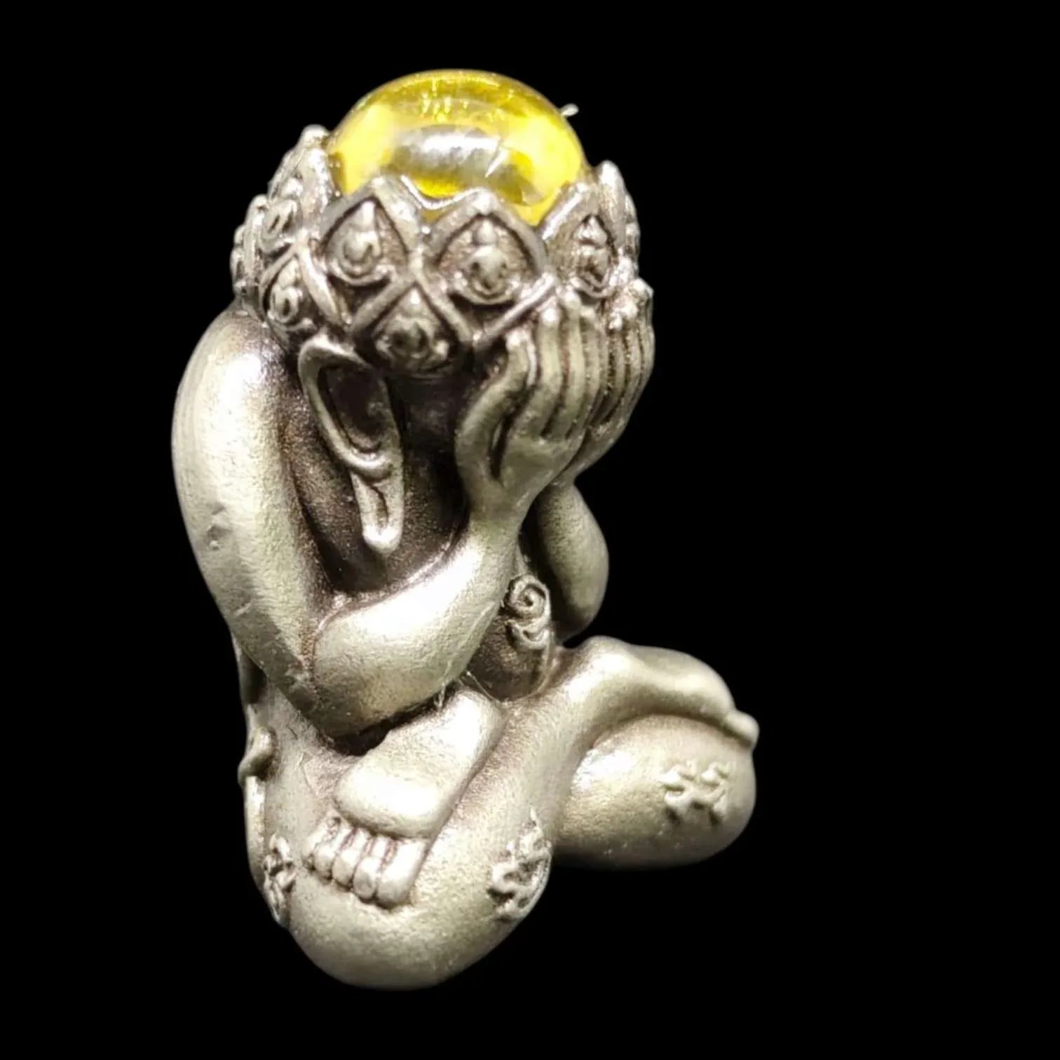 Unlock Supreme Spiritual Protection and Fortune with Phra Pidta Manee Mantra Amulet